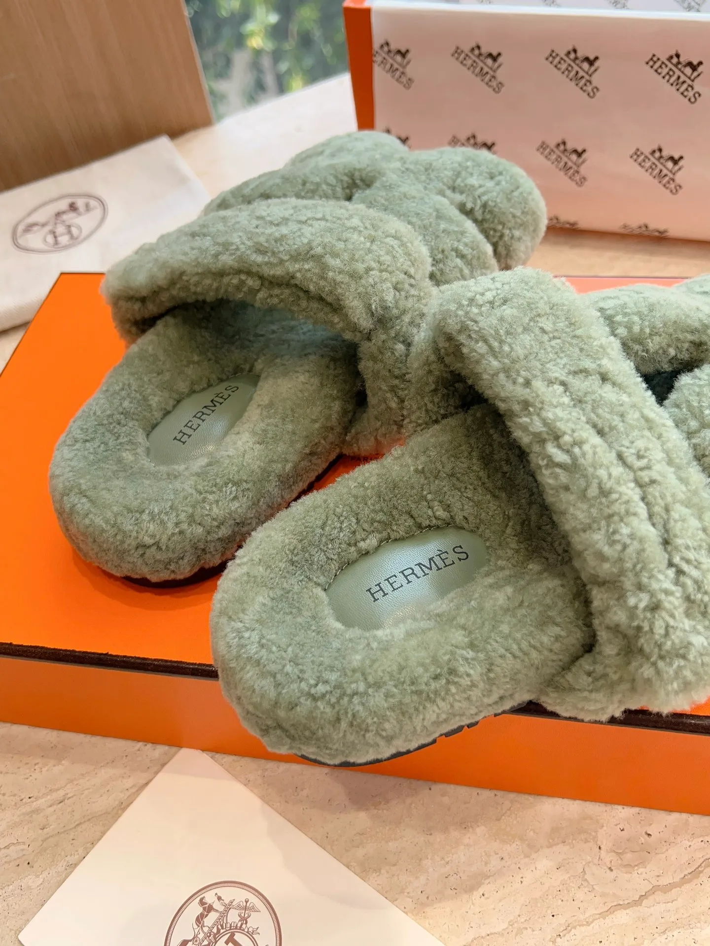 👟👟Ex-factory price 500👟👟 (Top version) Hermes Hermès Second Uncle Fur Slippers Can be made without standard: [Note: No standard needs to be customized] In 2024, the official website and Xiaohongshu will synchronize the latest color matching Hermès hot models, upgraded workmanship, high quality! Fashionable small wool H-slip autumn and winter style flat-soled wool mop. Fabric: Imported lamb's roll real wool. Lining: Imported lamb's roll real wool. Outsole: Genuine leather outsole. Size: 35-43, [Note: 41, 42, 43 customized]